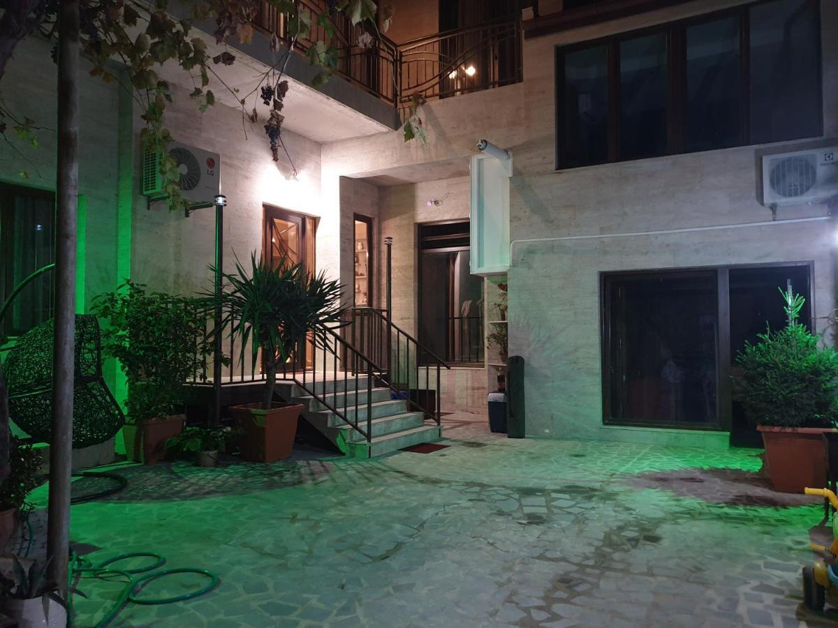 Friendship House Hotell Tbilisi Exteriör bild